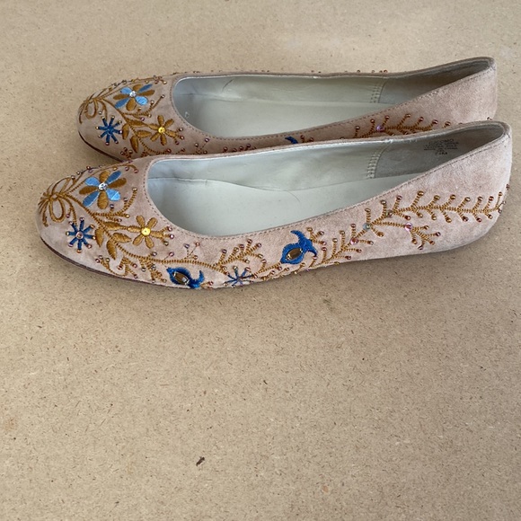 Circa Joan&David Leather Upper & Sole with Embroidered Beaded Detail. Size 7.5 - Picture 5 of 11